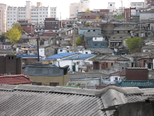 미아리 달동네 건너로 길음뉴타운 아파트단지가 엿보인다. 